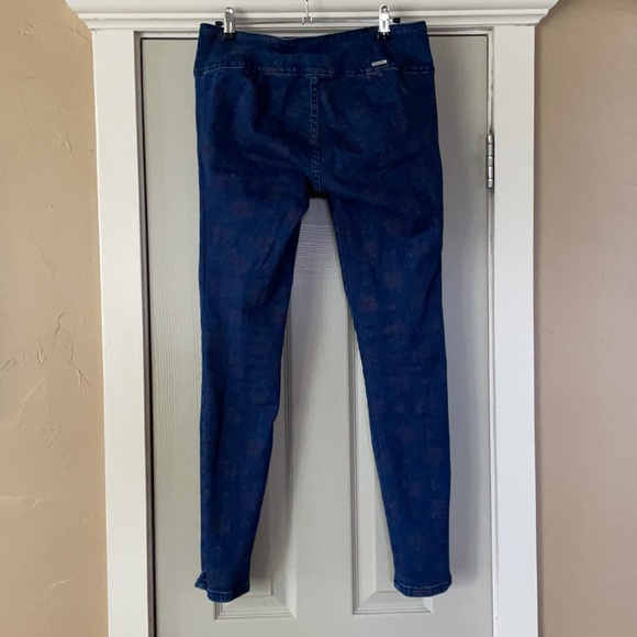 Cute subtle floral print jeans - Picture 3 of 3